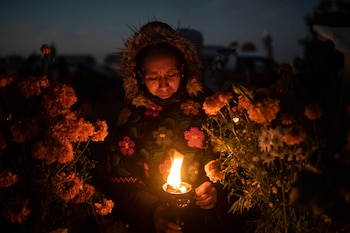 La gente visita las tumbas