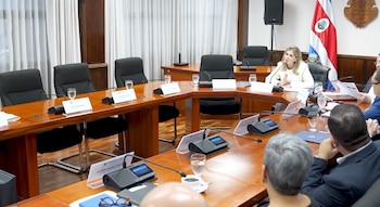 Cuatro sillas permanecieron vacías durante la reunión debido a la ausencia de representantes del Poder Judicial. Crédito: Captura Presidencia de la República