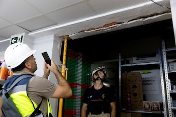Bomberos y arquitectos técnicos revisan el estado de los edificios. (Colegio de Arquitectos Técnicos y Aparejadores de Granada)
