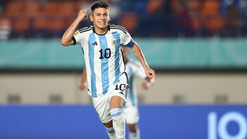 Claudio Echeverri festeja su gol