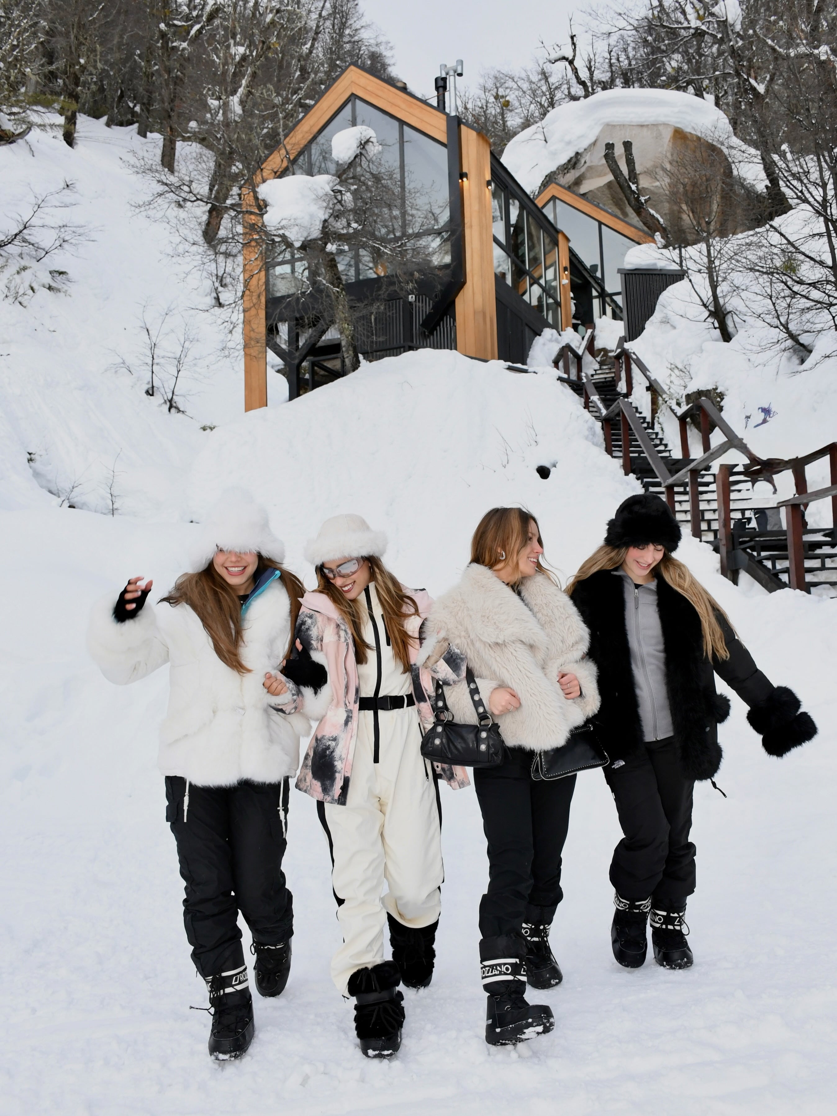 El grupo de amigas, con looks coordinados en blanco y negro, caminó por la nieve durante el girl's trip