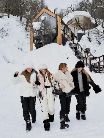 El grupo de amigas, con looks coordinados en blanco y negro, caminó por la nieve durante el girl's trip