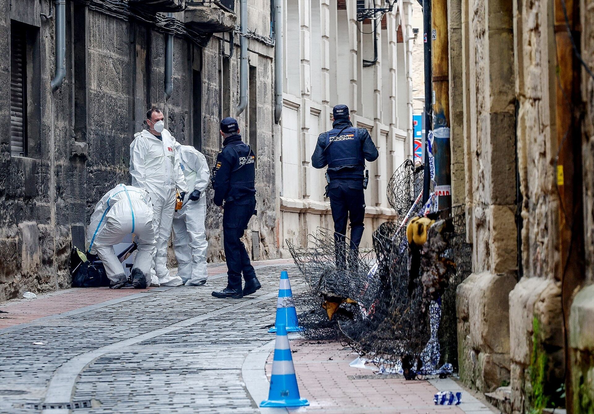 Agentes de la Policía Nacional en el bloque de viviendas donde se produjo el incendio en Miranda de Ebro, Burgos. (Tomás Alonso / Europa Press)