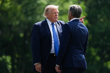 Donald Trump junto al director de la CIA, John Ratcliffe, en Camp David, en julio pasado. Ratcliffe viajó esta semana a Moscú para conversaciones "entre servicios secretos" (Nathan Howard/Pool Photo via AP)