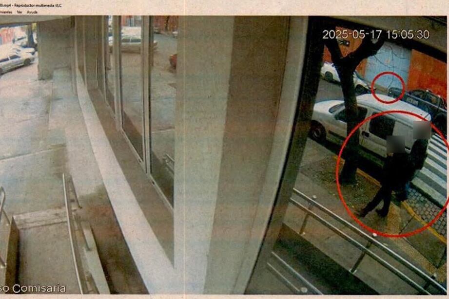 Las cámaras de la Comisaría Comunal 4 detectaron a los policías procesados subirse a la camioneta Citröen Berlingo que luego apareció implicada en el secuestro (Foto: Fiscalía Federal N°3 de Capital Federal)