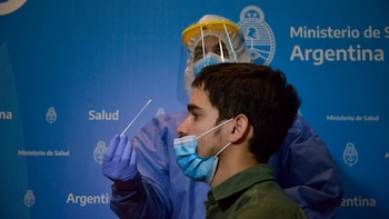 Boca tapada y nariz al