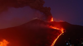 El aeropuerto de Catania en Sicilia amplía el cierre a la tarde de este miércoles por las erupciones del Etna