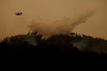 Una aeronave lanza agua en