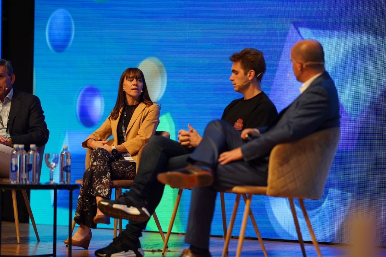 Paula Arregui, presidenta de la Cámara, y Pierpaolo Barbieri, fundador y CEO de Ualá