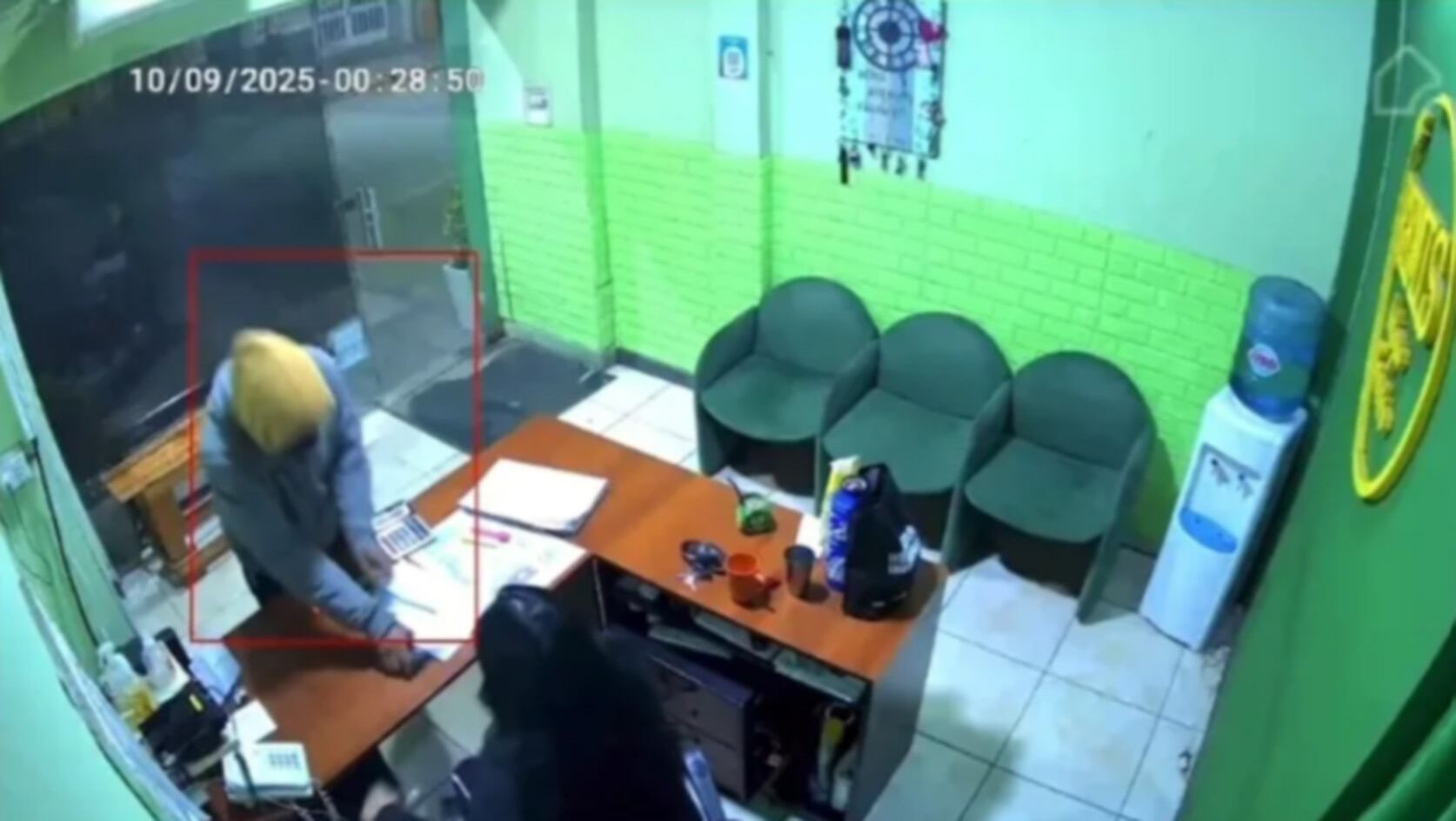 La cámara de seguridad del lugar captaron al ladrón en pleno robo a la remisería en Baradero (La Opinión On Line)