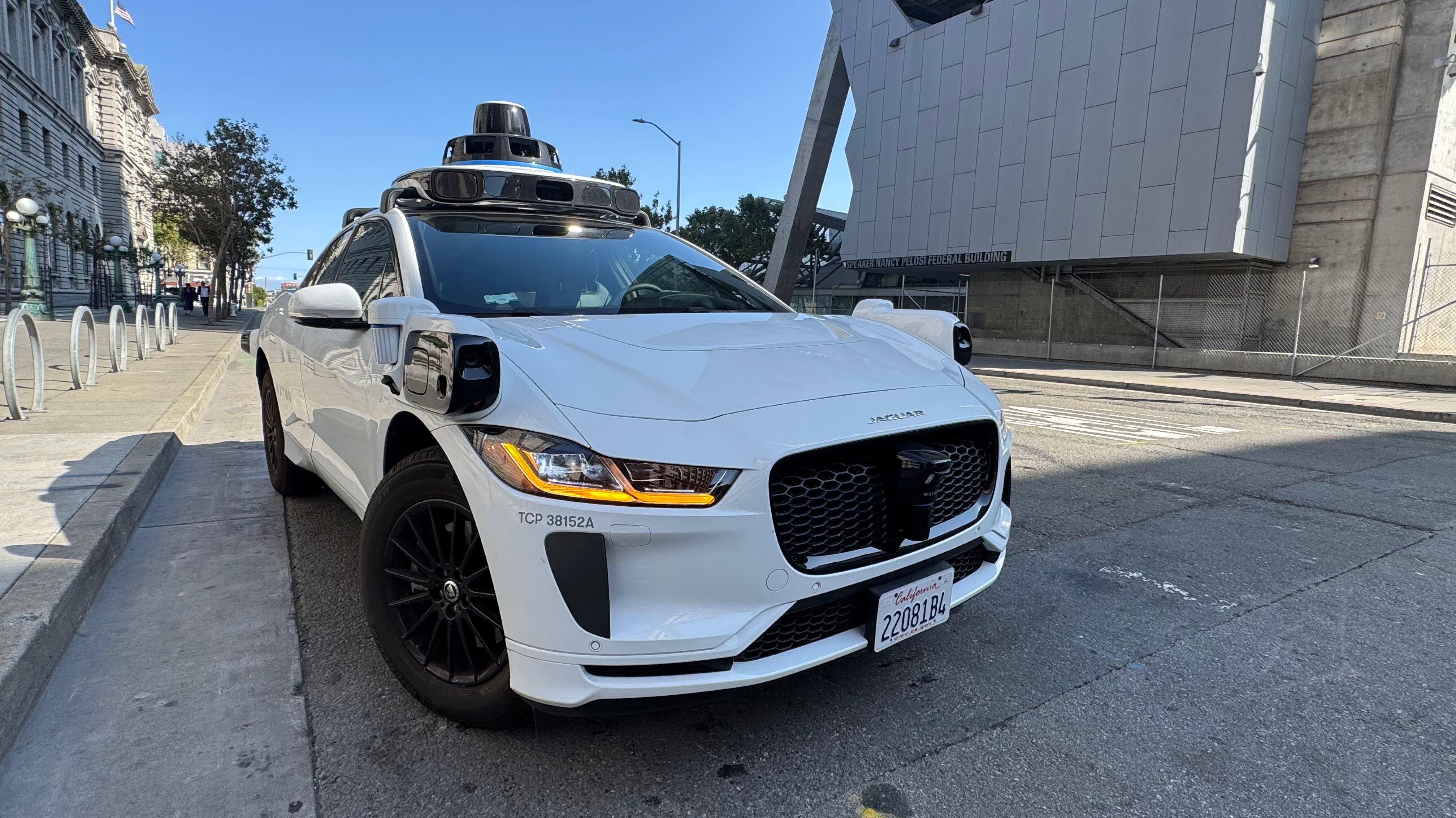 El Jaguar I-PACE completamente autónomo, equipado con sensores visibles en el capó, techo y laterales. Este modelo circula sin conductor por las calles de San Francisco. (Foto: Opy Morales)