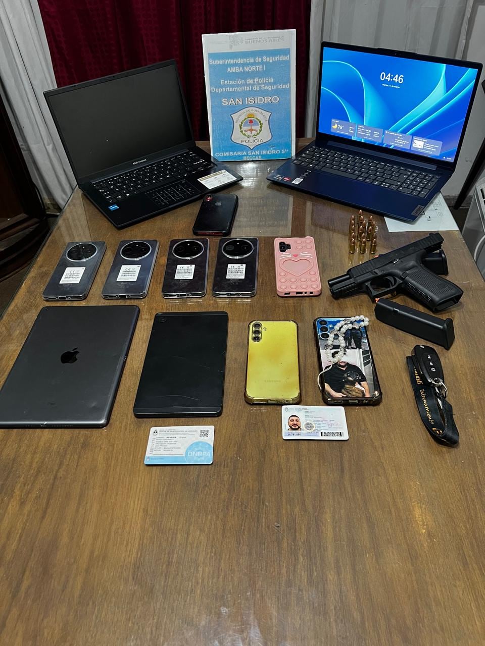 Un arma, teléfonos y otros elementos secuestrados en los allanamientos