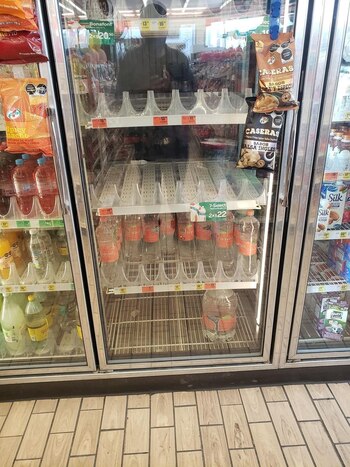 Un habitante muestra que algunas