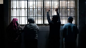 Un grupo de personas mira