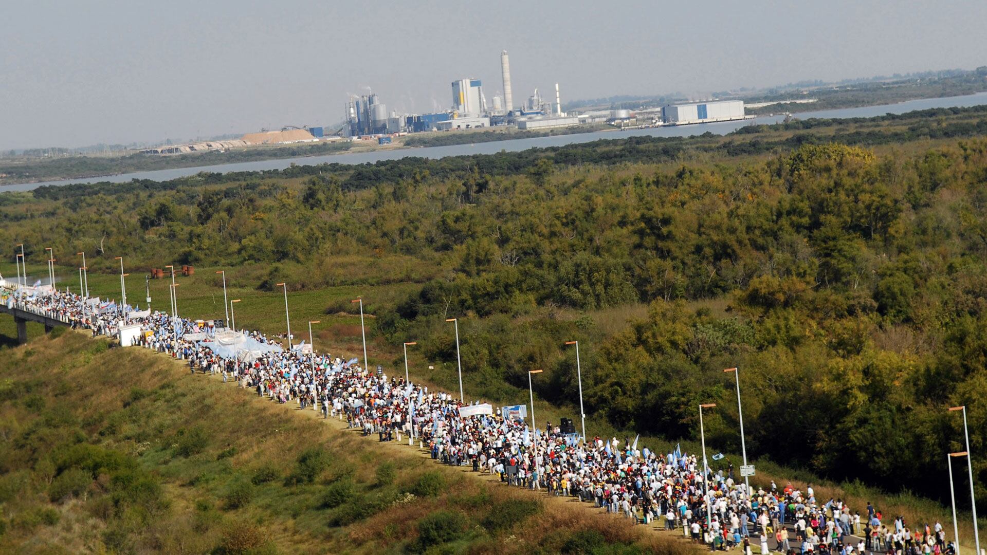 La instalación de la primera planta de celulosa en Uruguay generó una fuerte tensión entre los gobiernos de Néstor Kirchner y Tabaré Vázquez (NA)