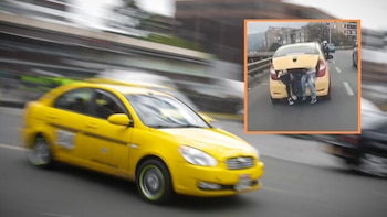 Indignación en Bogotá por taxi que llevaba personas colgando en el baúl: todo quedó en video