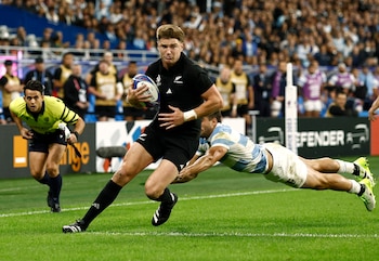 Jordie Barrett a punto de conquistar el segundo try (Foto: Reuters/Gonzalo Fuentes)