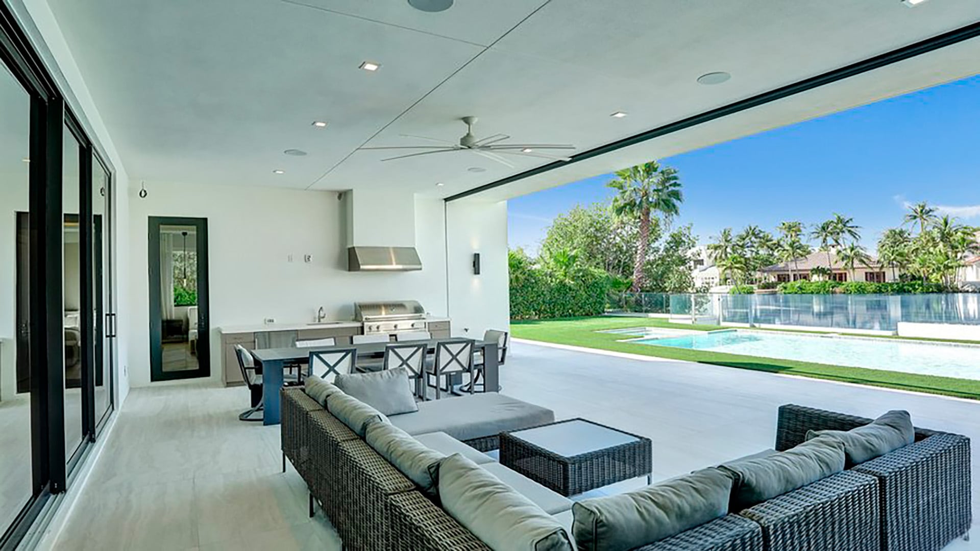 La operación inmobiliaria implicó la venta de una residencia de 712 metros cuadrados ubicada sobre el lago en 7 Seneca Road (Crédito: South Florida Business Journal)