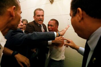 El diputado Stefanelli, en medio