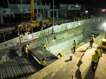 La nueva cisterna instalada en la Zona Rosa tiene 182 metros de longitud y capacidad para captar 1,000 metros cúbicos de agua lluvia. (Cortesía: Obras Públicas)