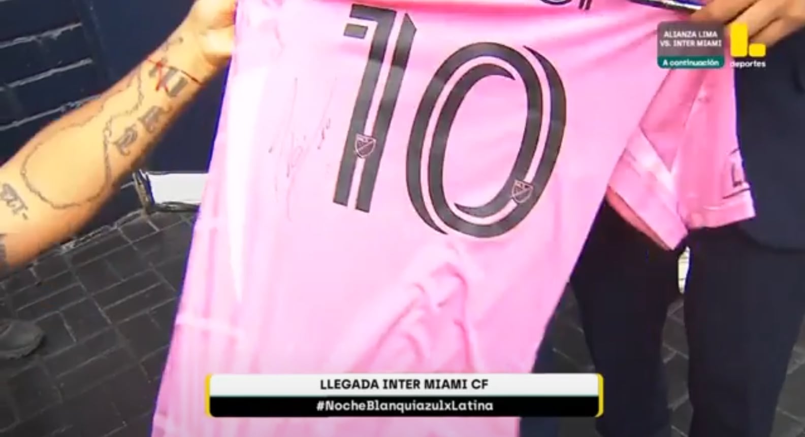 La camiseta de Pol Deportes firmada por Lionel Messi. Crédito: Captura