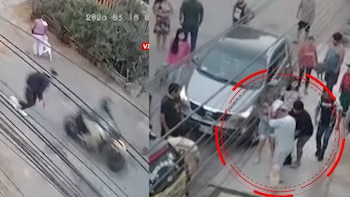 Una imagen dividida de video de seguridad muestra una calle urbana; a la izquierda, una persona en el suelo, a la derecha, un grupo de personas alrededor de un coche gris