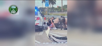 Dos oficiales del Departamento de Policía de Miami-Dade resultaron heridos tras ser atropellados durante una persecución policial en Southwest 184 y avenida 122 (Captura Telemundo Miami)
