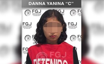 Ficha de detención con el rostro de una persona con los ojos censurados frente a un fondo con logotipos institucionales
