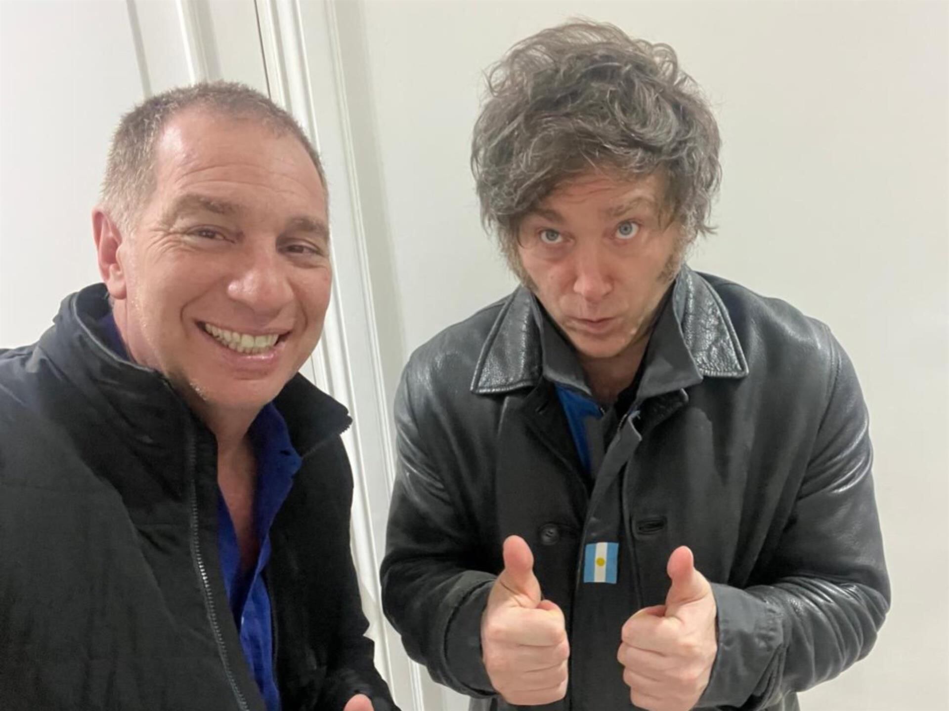 Anoche. La foto en Olivos de Santilli y Milei