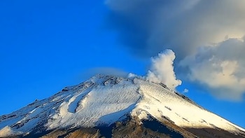 Popocatépetl aumenta actividad volcánica: registra explosión moderada y ligera expulsión de material incandescente