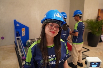 Joven participante de FUSALMO durante una actividad tecnológica, parte de las iniciativas que promueven el aprendizaje y la innovación entre la juventud salvadoreña (Cortesía: FUSALMO).