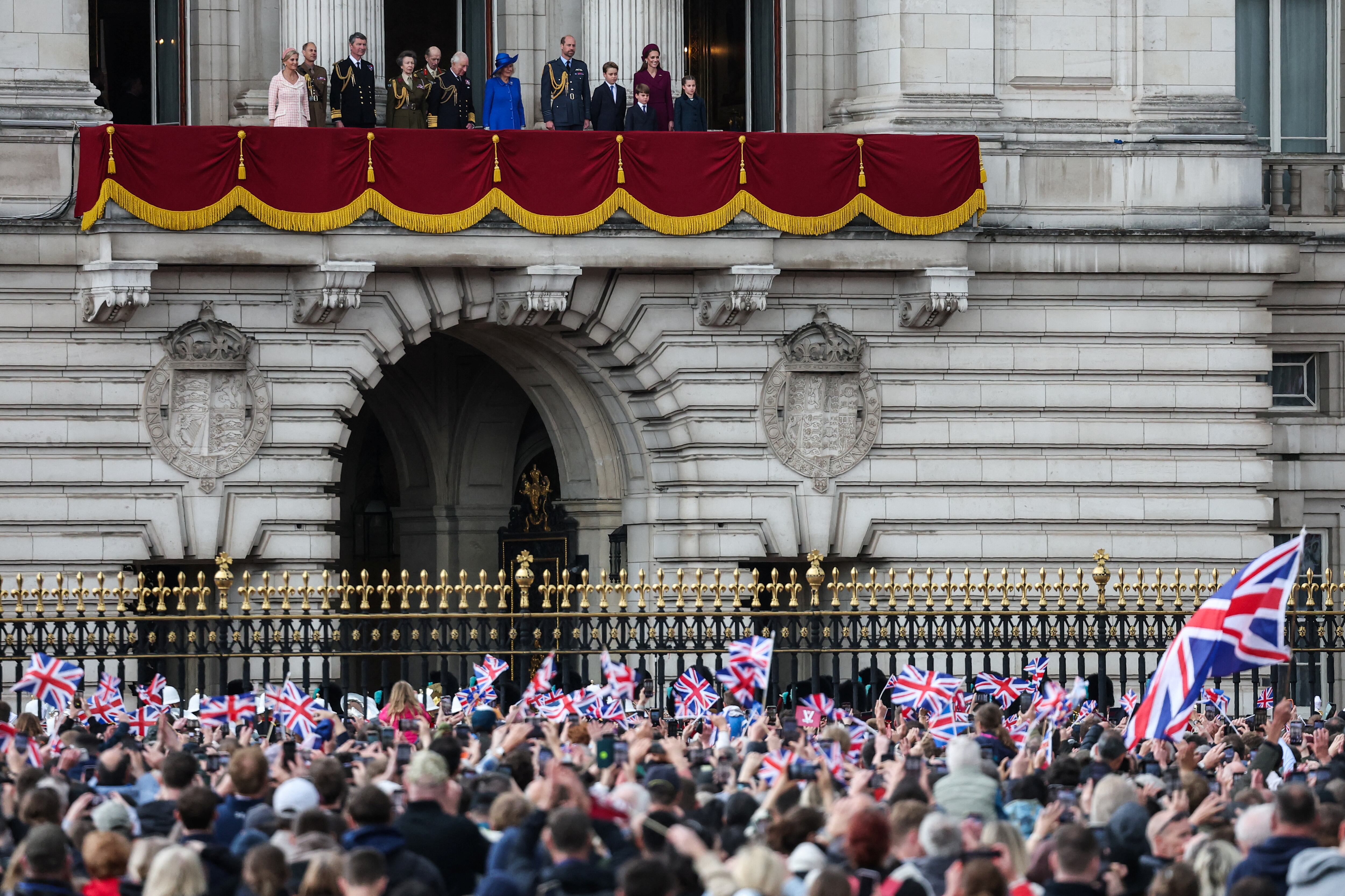 Desfile militar, discursos históricos y fiestas populares marcaron el inicio de las conmemoraciones por los 80 años del final de la Segunda Guerra Mundial en un evento encabezado por la realeza británica (Toby Melville/REUTERS)