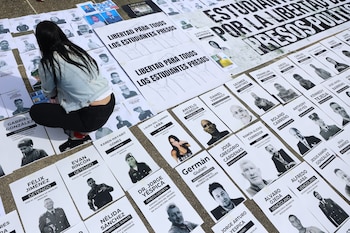 Una persona organiza carteles con