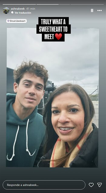 Fanática junto a Colapinto en