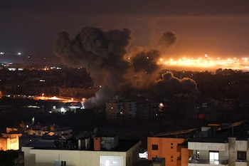 El humo se eleva sobre los suburbios del sur de Beirut, después de un ataque israelí, en medio de las hostilidades en curso entre Hezbollah y las fuerzas israelíes (REUTERS/Mohamed Azakir)