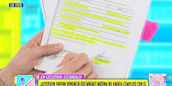 Primer plano de manos sosteniendo un documento oficial con texto manuscrito resaltado en amarillo, visiblemente relacionado con el INPE, frente a una pantalla "EN VIVO"