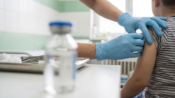 Vacunación pediátrica: La protección es clave en centros de salud públicos - VisualesIA ScribNews