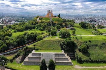 La Gran Pirámide de Cholula es conocida en náhuatl como Tlachihualtépetl, que significa "cerro hecho a mano". Foto: Gobierno de México