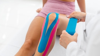 ¿Las cintas de colores sirven para tratar el dolor muscular?: qué revela la evidencia científica reciente