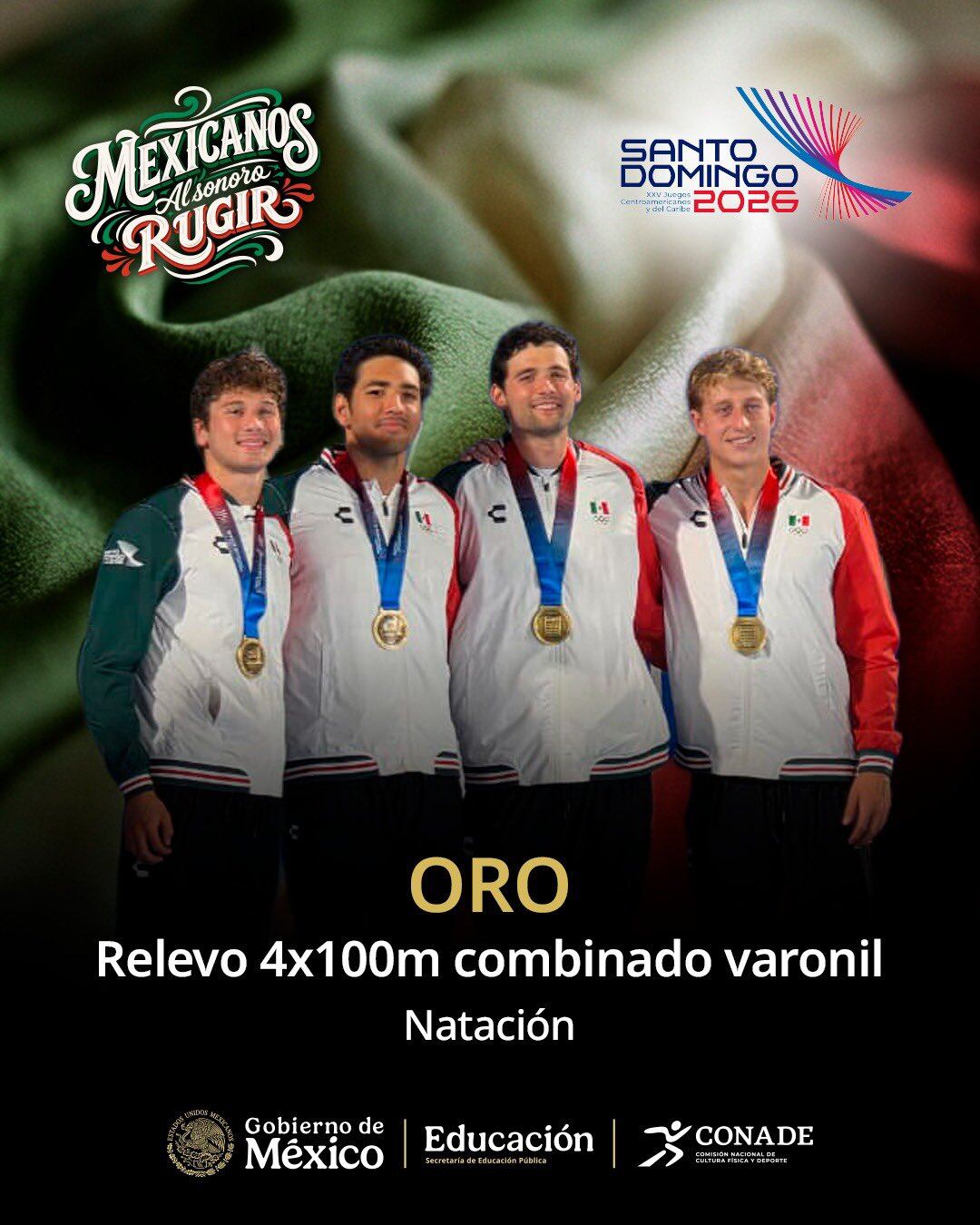 Cuatro nadadores mexicanos portan medallas de oro del relevo 4x100m combinado varonil en los XV Juegos Centroamericanos y del Caribe Santo Domingo 2026. (X / CONADE )