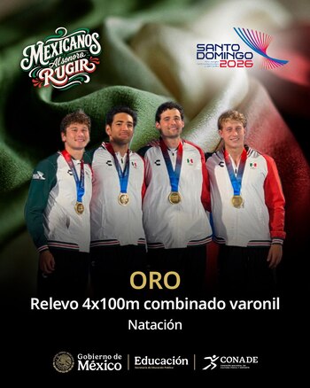Cuatro nadadores varones sonríen y muestran medallas de oro sobre sus uniformes deportivos blancos, verde y rojo