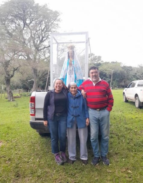 Caillava y Pérez junto a Catalina, la abuela de Loan