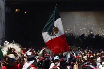 La gente participa en una