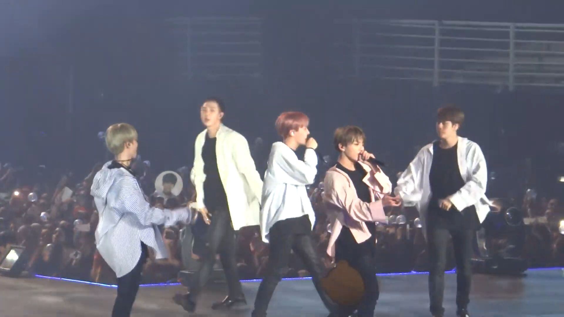 La presentación de BTS en Chile en 2017 rompió récords de venta de entradas y dejó una huella imborrable en la escena musical local, reuniendo a miles de fans en el Movistar Arena (YouTube)