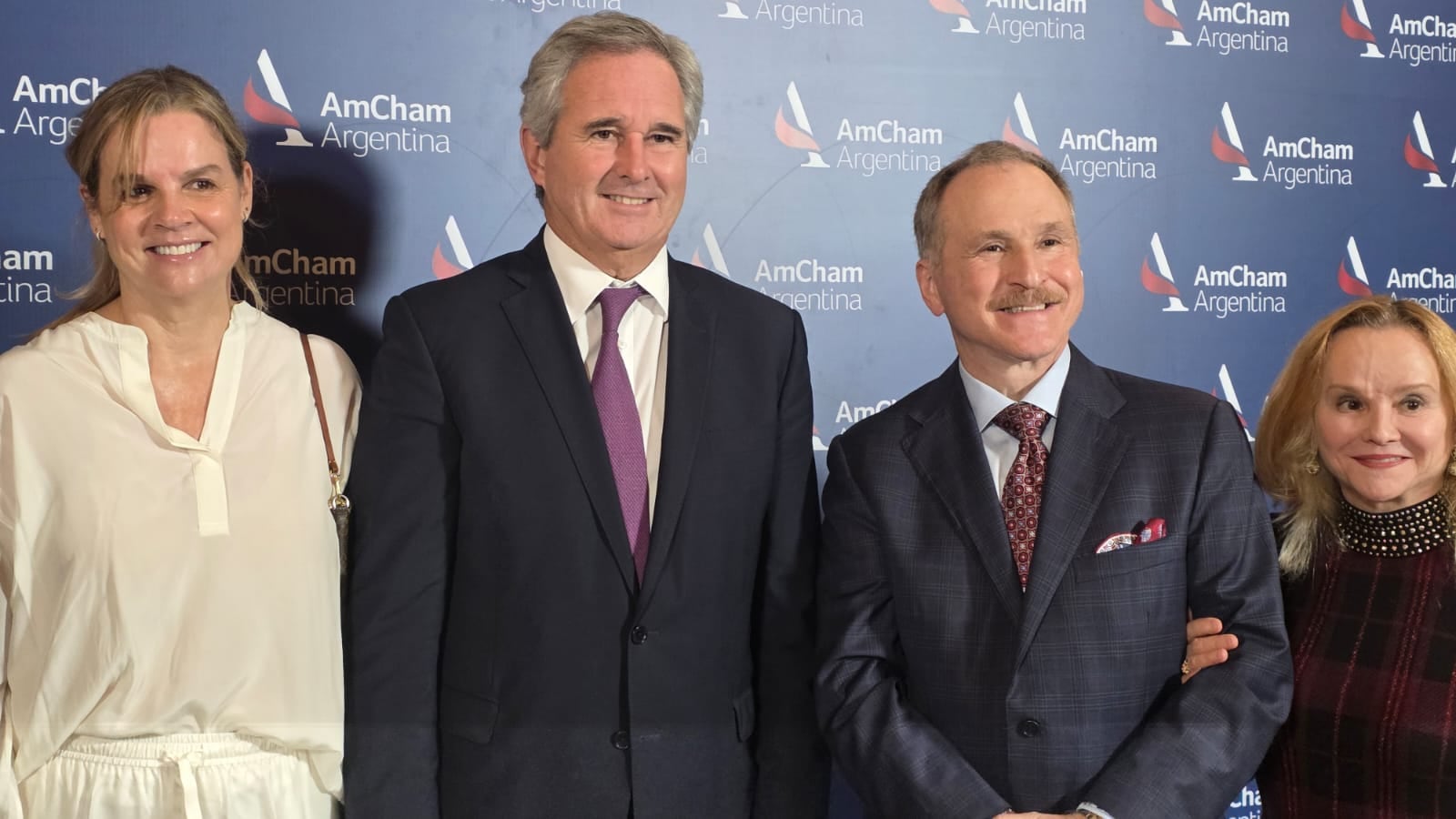 El embajador de Estados Unidose, Peter Lamelas, junto al canciller argentino, Pablo Quirno.