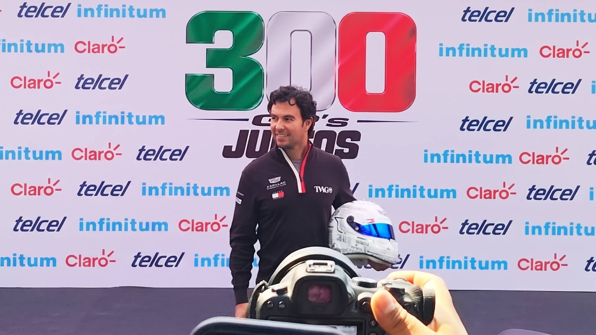 Checo Pérez llega a la Ciudad de México para celebrar 300 Grandes Premios de la Fórmula 1 en el Autódromo Hermanos Rodríguez