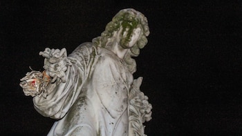El cementerio de Los Ilustres en San Salvador que se convierte en museo a cielo abierto con recorridos nocturnos