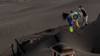 La gente limpia la ceniza