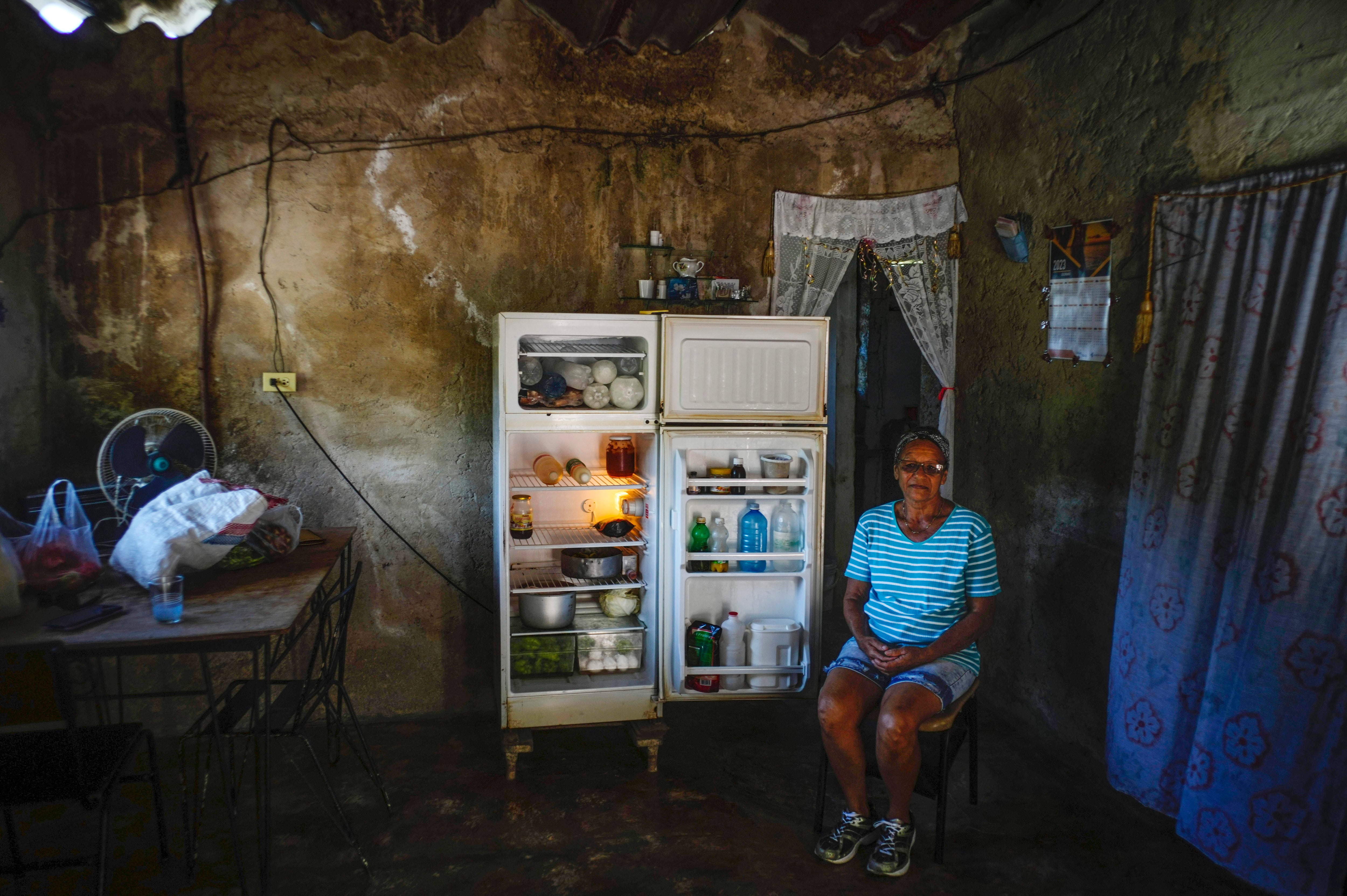 Rosa López posa junto a su refrigerador antes de preparar una comida para sus nietos en medio de una escasez de gas en Mariel, Cuba, el jueves 18 de mayo de 2023. (AP Foto/Ramón Espinosa)