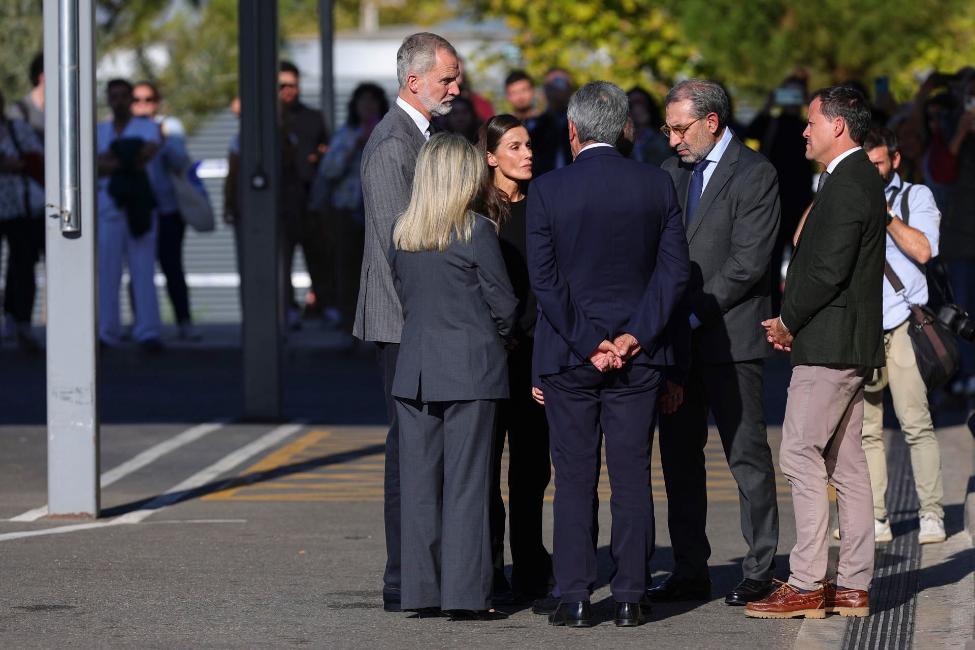 Los reyes a su llegada al Hospital Universitario de Toledo este jueves para visitar a los heridos en el accidente ferroviario de Urda (Toledo). (EFE/ Ismael Herrero)